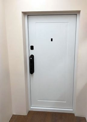 Белая дверь с электронным замком Белая дверь с электронным замком