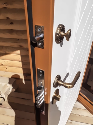 Цилиндровый замок и задвижка Цилиндровый замок и задвижка