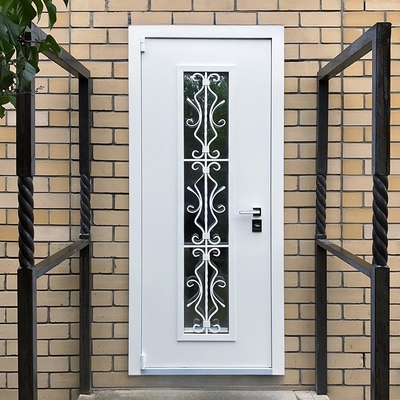 Остекленная дверь с кованой решеткой Остекленная дверь с кованой решеткой