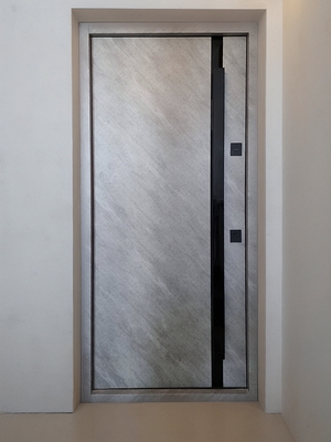 Серая дверь МДФ ПВХ с черной ручкой Серая дверь МДФ ПВХ с черной ручкой